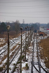 Rząd latarni wzdłuż torów kolejowych zimą w śniegu . - obrazy, fototapety, plakaty