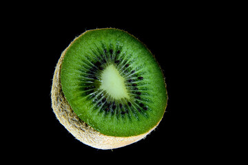 zielone kiwi zawieszone w powietrzu na czarnym tle. soczysta zieleń to same witaminy, to dieta i fit, to także napój i pożywne jedzenie. Taki owoc to czysta miłość.