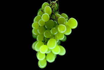 zielone winogrono na czarnym tle. wino, śpiew i młodość oraz witalność i miłość w jednym owocu. witaminy w jednym słowie kiść winogron.  - obrazy, fototapety, plakaty