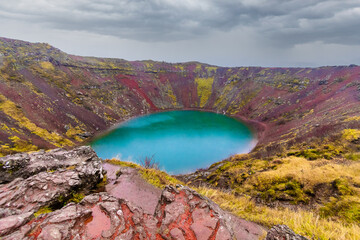 Vulkankrater Kerið ist ein malerischer See am Golden Circle in Island - Vulkan © Jørgson Photography