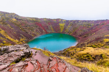 Vulkankrater Kerið ist ein malerischer See am Golden Circle in Island - Vulkan © Jørgson Photography