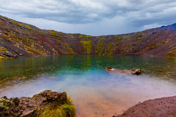 Vulkankrater Kerið ist ein malerischer See am Golden Circle in Island - Vulkan