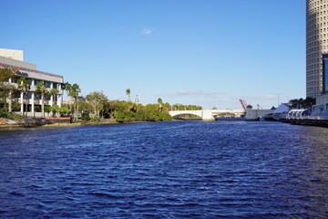 Fototapeta na wymiar Beautiful Hillsborough River and waterfront building downtown in Tampa, Florida 