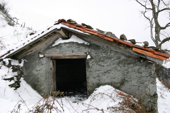 Borda casa de pastores cubierta por la nieve
