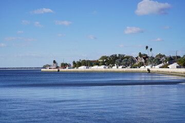 Obraz premium Tampa, FL, USA - 01 19 2022: Beautiful Hillsborough bay bayshore waterfront house in Tampa, Florida