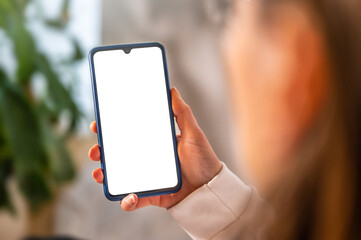 Smartphone mit leerem Display in der Hand einer Frau als Vorlage für individuelle Anpassungen