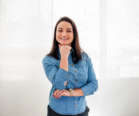 A mulher empreenderora em um ensaio fotográfico corporativo.