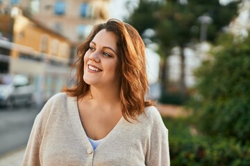 Obraz premium Young irish plus size girl smiling happy standing at the city.