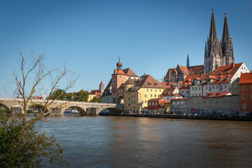 Fototapeta na wymiar Blick zur Altstadt Regensburg mit der Steinernen Brücke und dem Dom