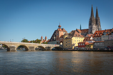 Blick zur Altstadt Regensburg mit der Steinernen Brücke und dem Dom