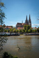 Fototapeta na wymiar Schiffahrt an der Donau in Regensburg mit Blick zum Dom