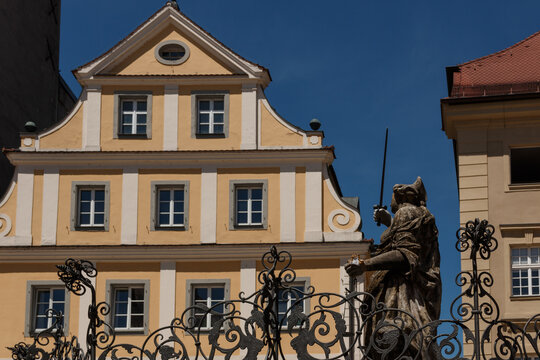 Justitiabrunnen am Haidplatz im Zentrum der historischen Altstadt von Regensburg