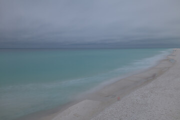 アメリカ南部のビーチ、冬の海は穏やかで