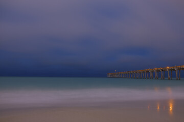 Fototapeta premium アメリカ南部のビーチ、冬の海は穏やかで