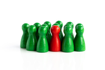 Gruppe von Spielhütchen mit einem Aussenseiter in der Mitte
