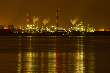 Fototapeta na wymiar 夜景写真、都市と工場と自然、スローシャッターで長秒露光撮影