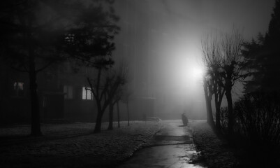 Osiedle w nocnej mgle.
Estate in the night fog.