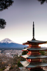 Obraz premium Fuji Mountain and Chureito Pagoda in Autumn, Japan 