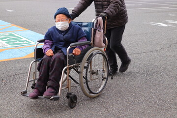 Obraz premium 高齢者 介護 車椅子 病院