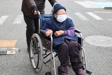 Obraz premium 高齢者 介護 車椅子 病院
