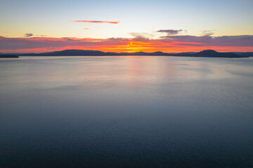 Fototapeta premium Pink and purple sunrise waterscape