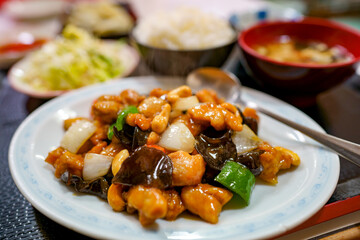 街の中華料理屋さんの鶏肉とカシューナッツ炒め定食