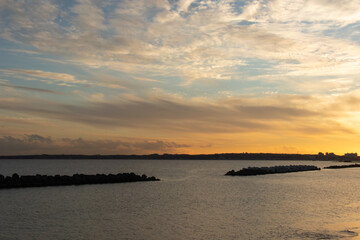 Naklejka premium 夕焼けの海岸線の街並み