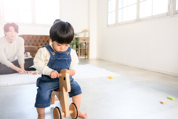 リビング遊ぶ日本人の子供　コピースペースあり	