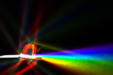 多角形のプリズムを通過する光の分光の3Dイラスト