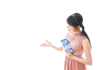 パーティーの招待状を持つ若い女性