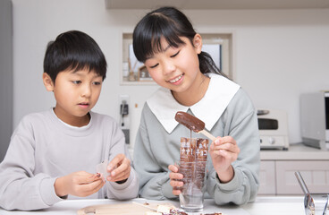 手作りでチョコバナナを作る子供