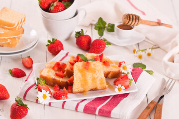 Lemon pound cake with honey and fresh strawberries.