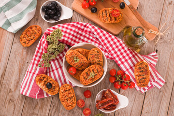 Toasted bread with tomato and oregano.