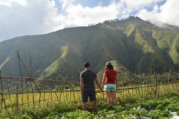 Fototapeta na wymiar couple tourist in the mountains sembalun lombok