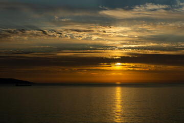 Fototapeta premium Beautiful sunset over reñaca's beach in Chile. One of the closest beach shores to the capital of Chile in South America. A really easy place to reach and suitable for spending time loving the sea. 