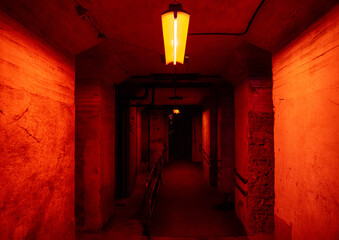 Pasillo claustrofóbico con iluminación roja de fluorescentes del interior de un bunker o fabrica...