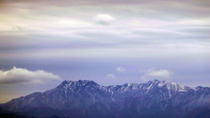Fototapeta na wymiar 松山市内から望む冬の石鎚山