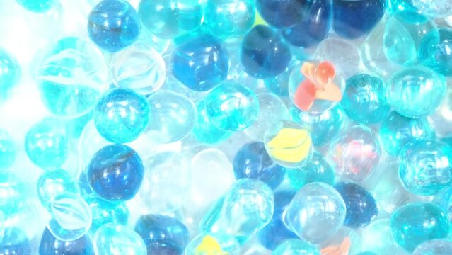 【夏】水の中の青色のビー玉　波紋
