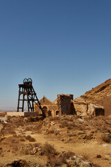 Fototapeta premium Viajando y visitando antigua mina abandonada con pozo
