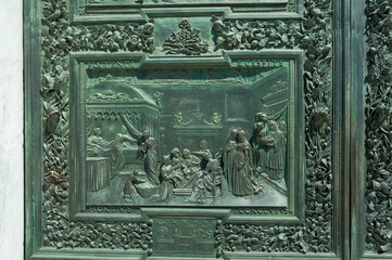 Pisa. Portale bronzeo del Duomo. Storie della Vergine Maria