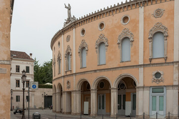 Fototapeta na wymiar Padova. Teatro Verdi. Facciata vista dalla via