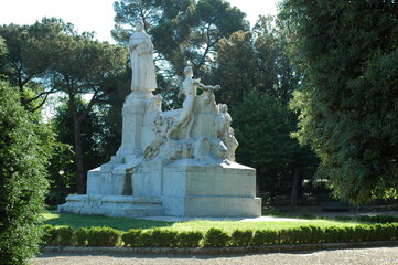 Obraz premium Arezzo..Parco del Prato con il monumento a Francesco Petrarca 