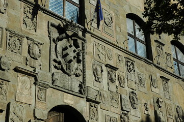 Arezzo..Stemmi sulla facciata del Municipio