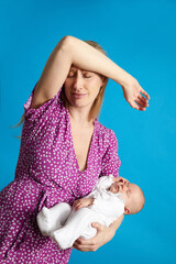 maman épuisée et triste portant son bébé dans les bras et souffrant de dépression post-partum 