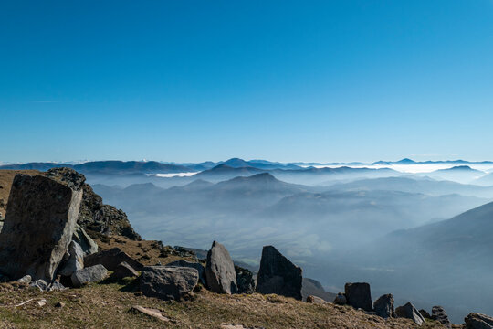 Vista panor&acirc;mica desde a montanha de La Rhune no Pa&iacute;s Basco com montanhas ao fundo com algum nevoeiro nos altos