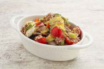 Salad with tuna and avocado