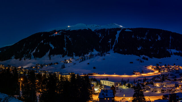 Davos bei Nacht mit Blick auf das Jakobshorn, Schweiz