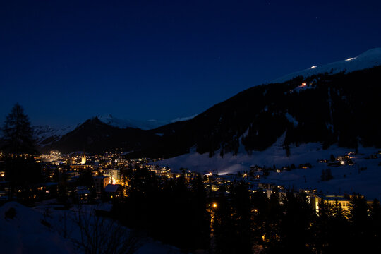 Davos im Winter bei Nacht, Schweiz