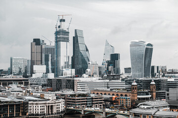 Skyline von London aus Glas und Beton bei bewölktem Himmel und Regen