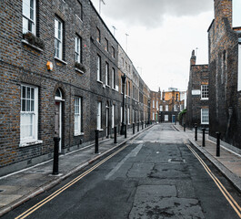 Einsame Straße mit klassischen Gebäuden in London